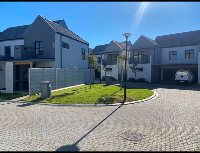 3 BEDROOM TOWNHOUSE FOR SALE IN SILVER OAKS